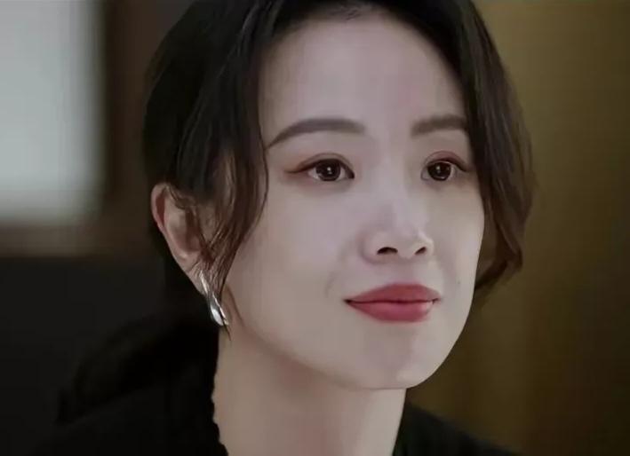 《白日提灯》和《蜜语纪》我都看过，各有千秋。
《白日提灯》的设定超带感，女主是个