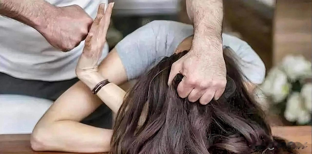 “冲动是魔鬼！”湖北恩施，一男子和朋友乘出租车聊天时，女司机中途搭话，双方随即发