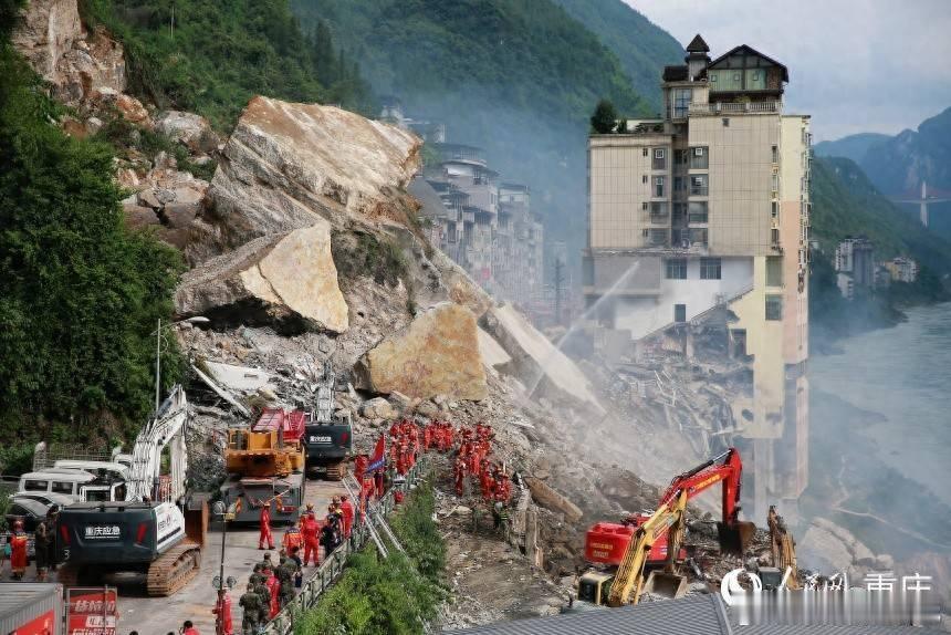 直击重庆彭水山体垮塌救援现场------记者从现场救援指挥部获悉，7月17日9时