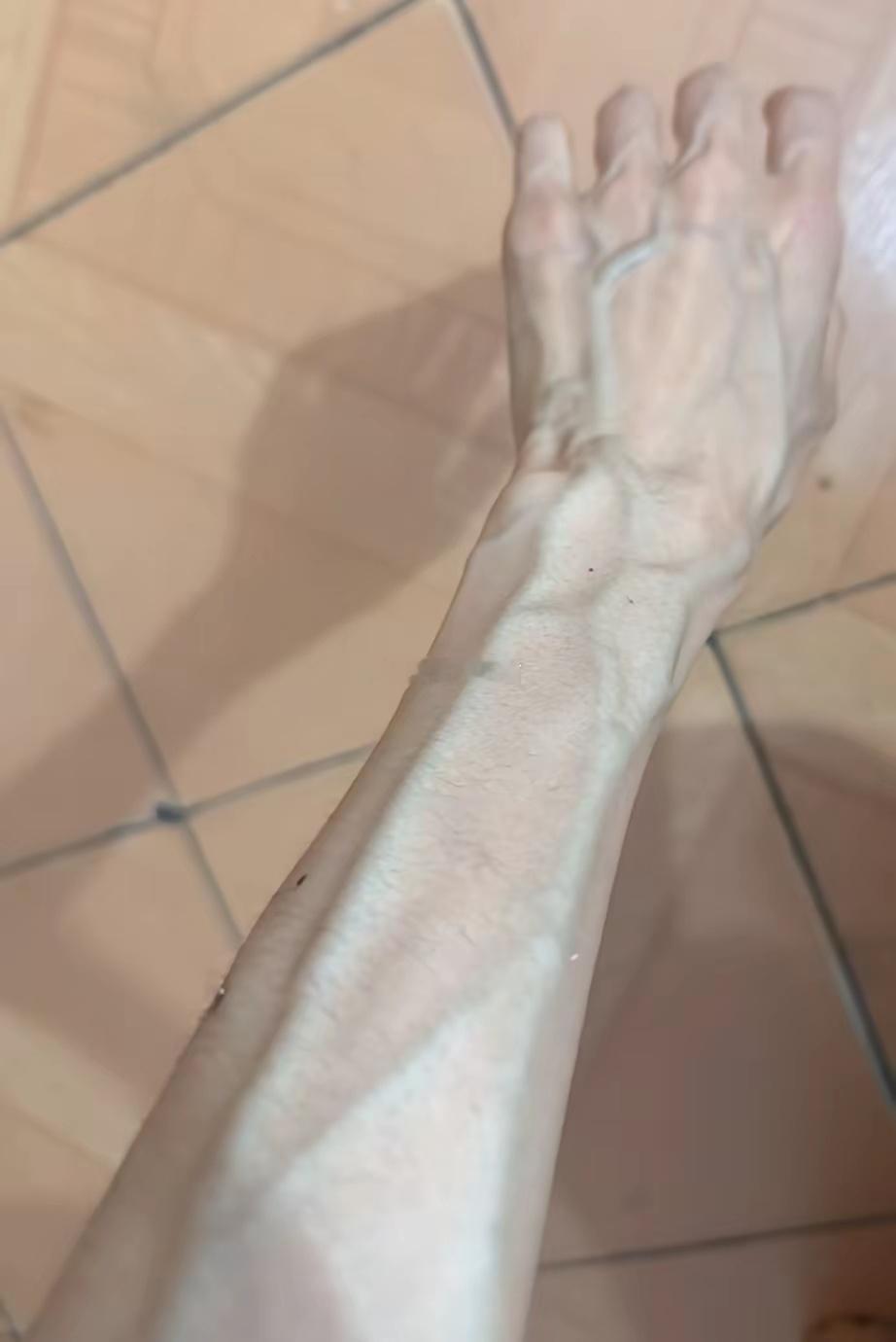 有这种青筋凸起的白皮男朋友，是不是挺幸福的？ 