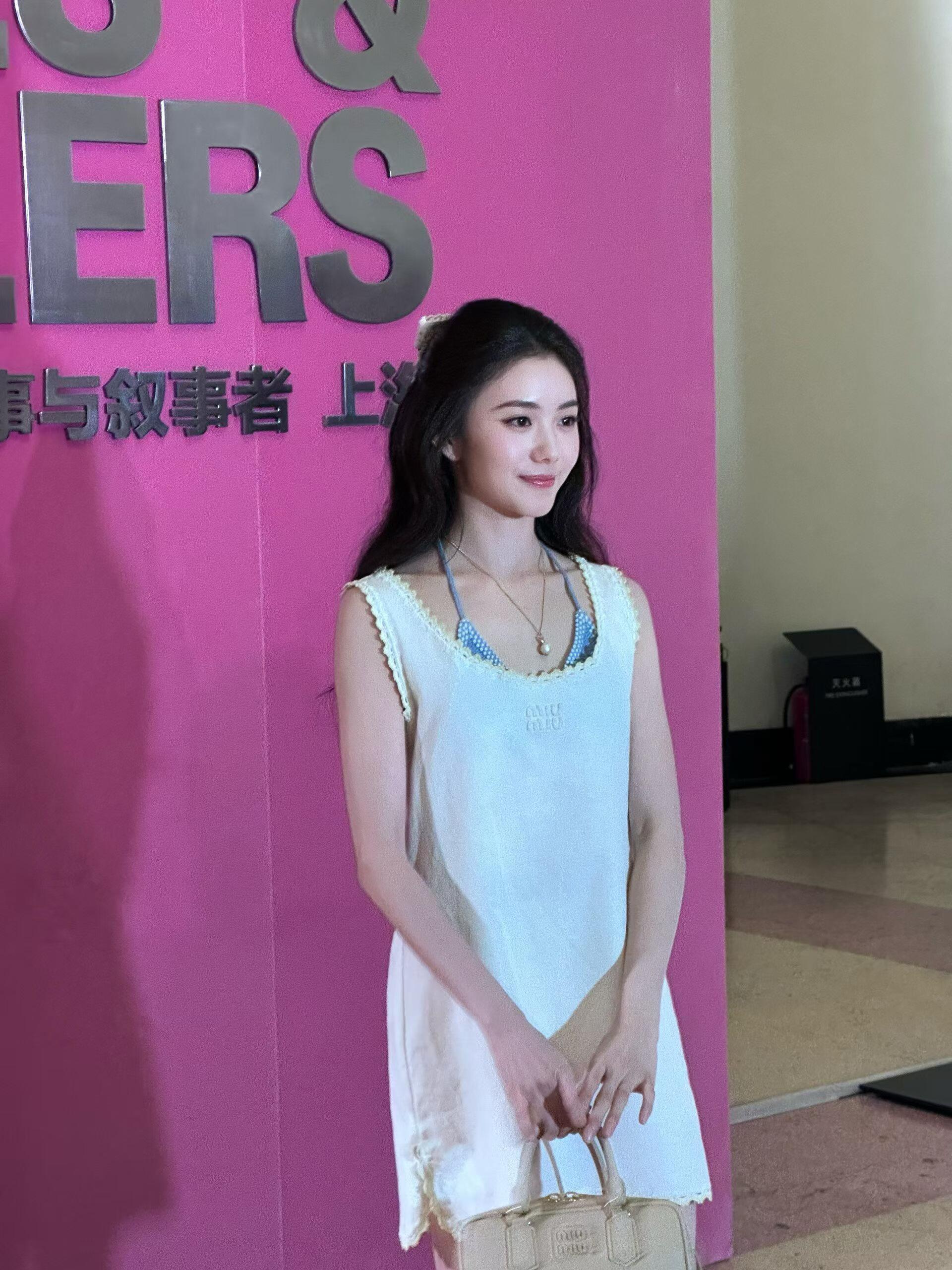 刘浩存生图她能扛住无滤镜怼脸镜头，根源是实打实的原生底子。流畅柔和的骨相、饱满透