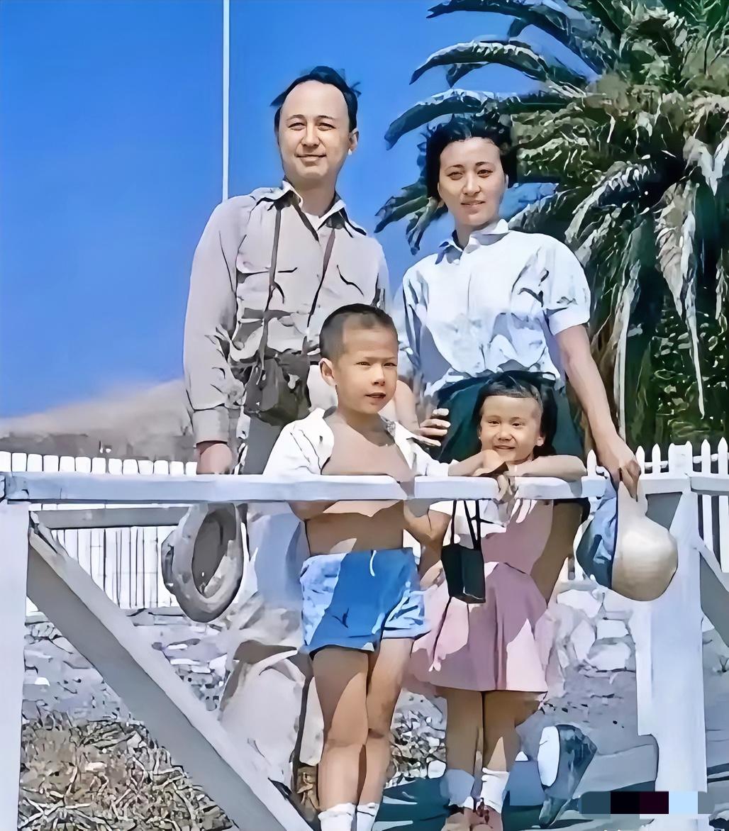 看到1954年钱学森回国前在美国拍的全家福，真被狠狠惊艳到。照片里一家四口衣着时