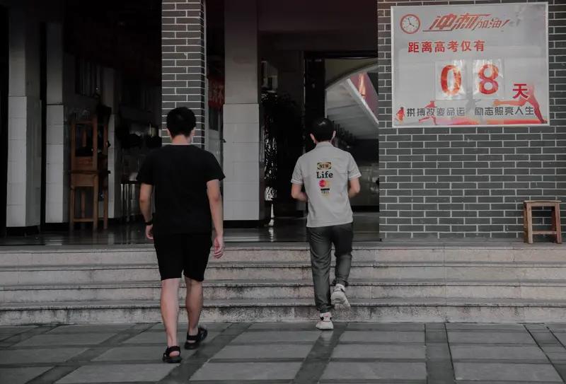 真的觉得要是高三就能考公就好了。高三时没有杂念，钝感力超强，亲戚说自己是书呆子，