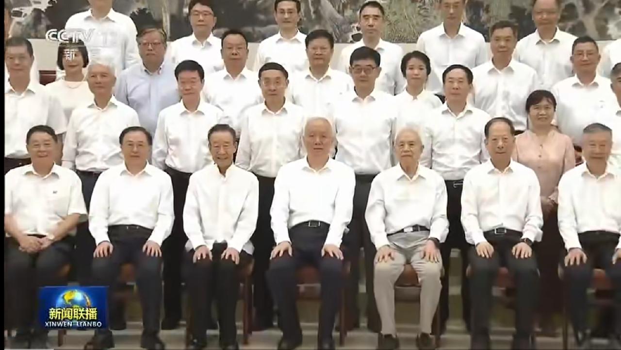 昨晚的新闻联播，播放了北戴河暑期休假专家的新闻，画面中看到了一个熟悉的面孔，他就
