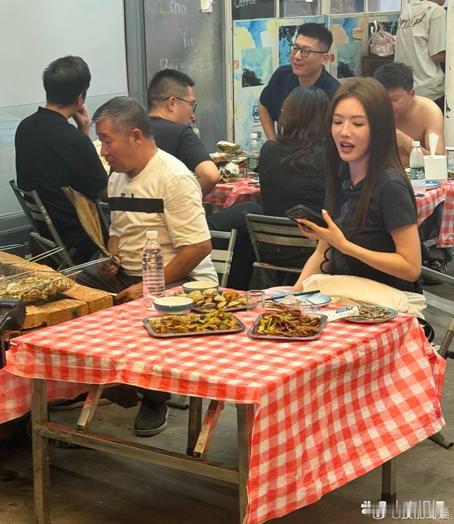 36岁蔡文静在北京一家大排档吃宵夜被偶遇，她一个人点了三样菜，非常接地气！她真人