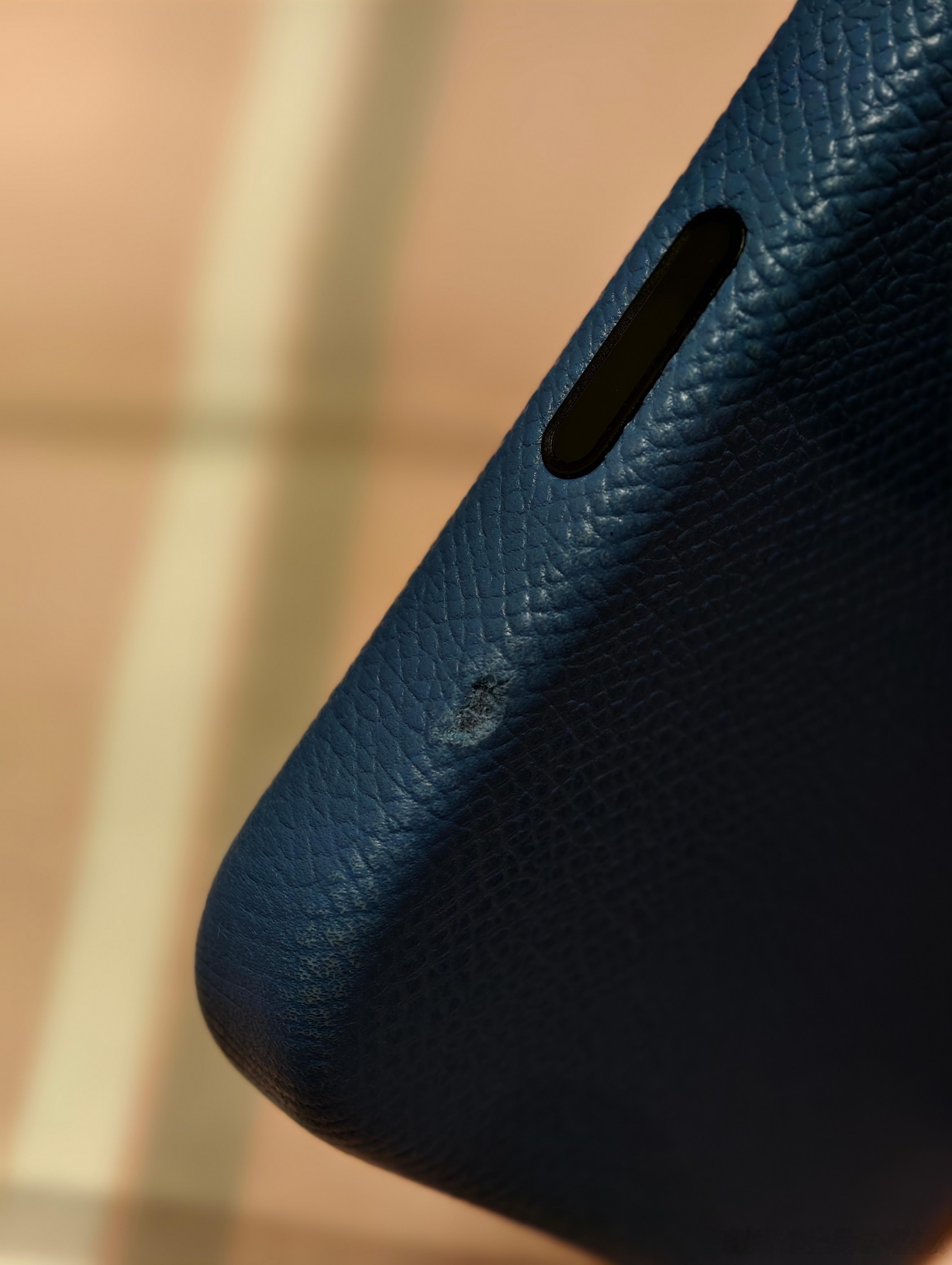 哥们手机壳才用了不到 10 次，不知道刮哪给干秃噜皮了真皮还是娇气૮₍ꐦ -᷅ 