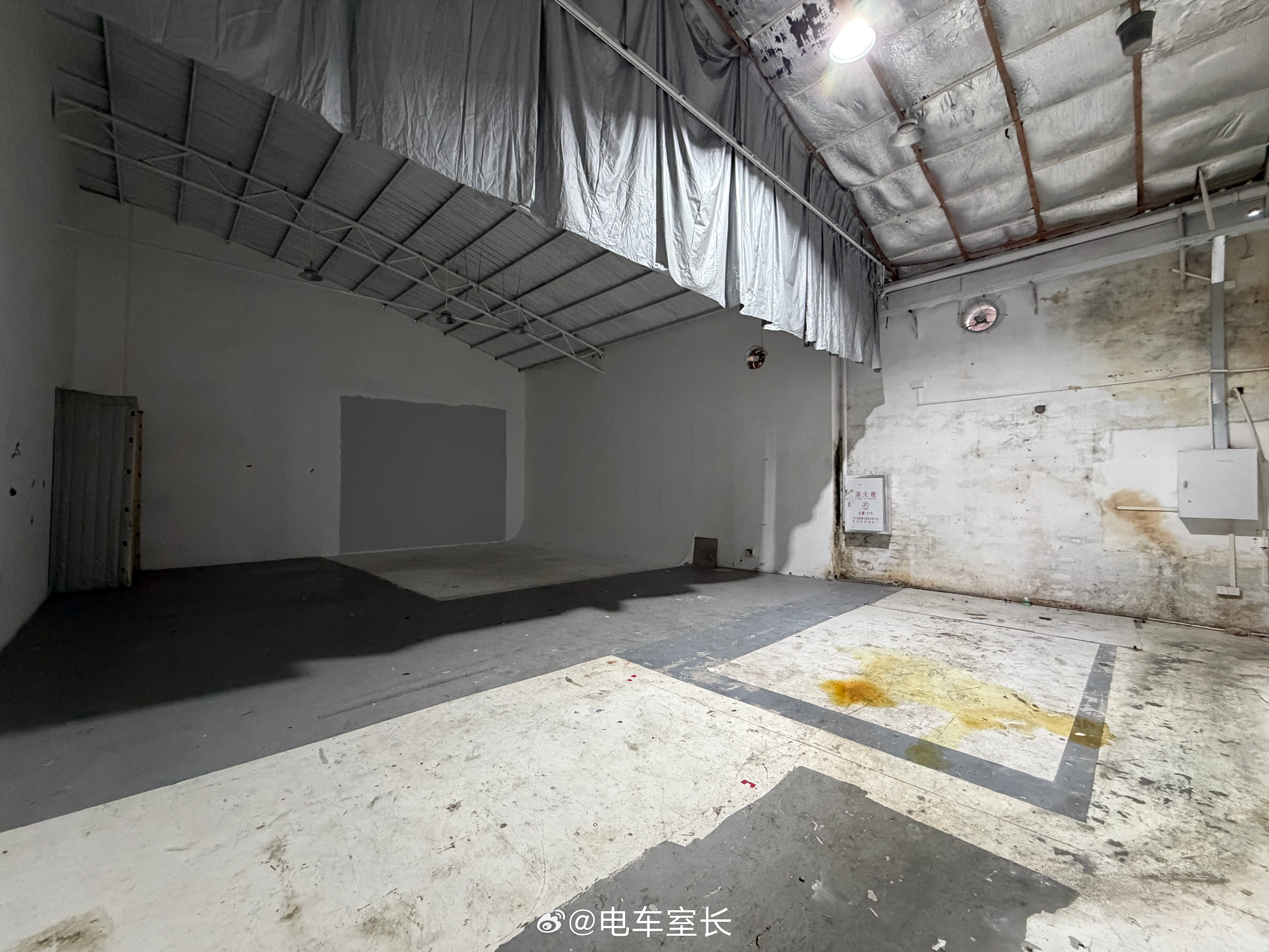 看了下公司旁边的仓库，700方，能隔两到三个摄影棚出来，40块钱一方。单价还行，