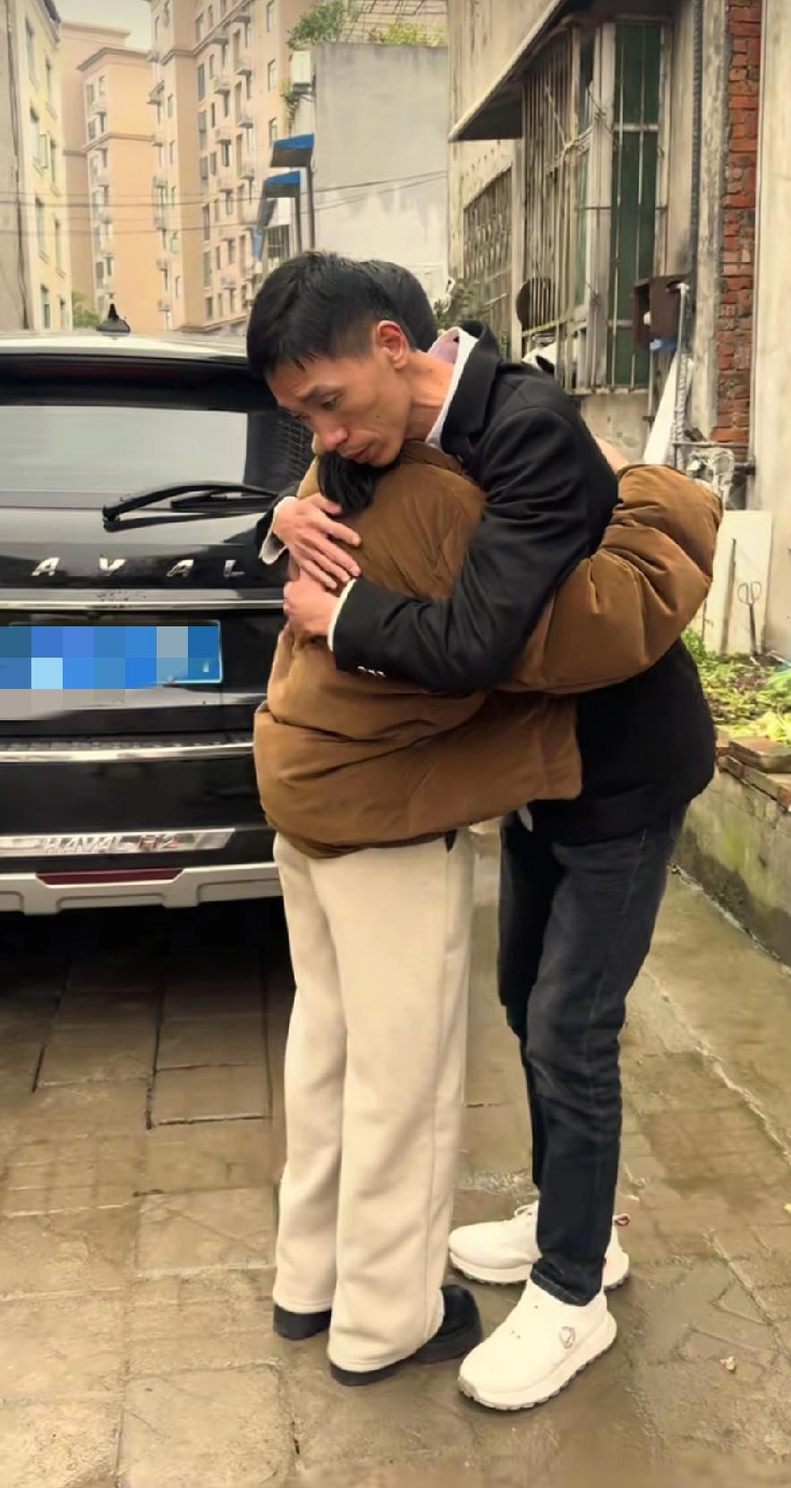 刚认亲便起了矛盾，这定然是一场误会。世间哪有姐姐不爱弟弟的呢？姐姐是想证明自己未