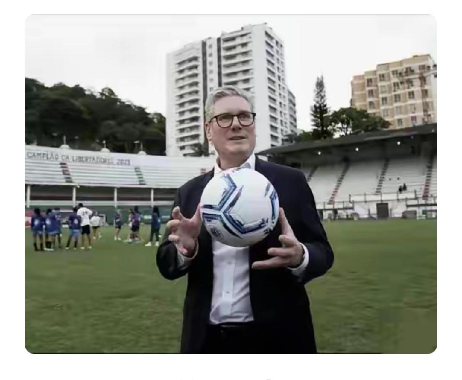 英国首相斯塔默访华前可真是动作不断。他挑了上周末曼联对阵阿森纳的比赛用球当礼物，