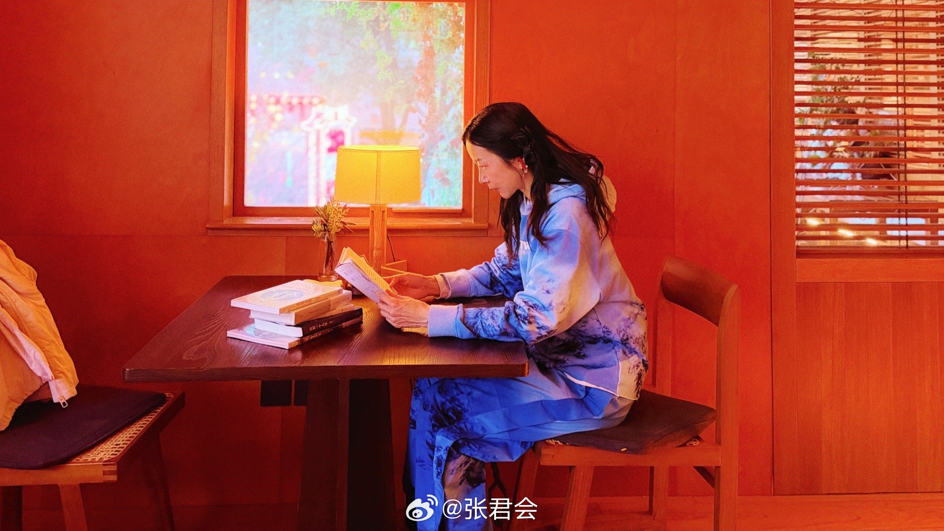 远家书房的美，是木调暖暖的那种，归家般自在怡然的那种，手捧着书不想放下的那种，孤