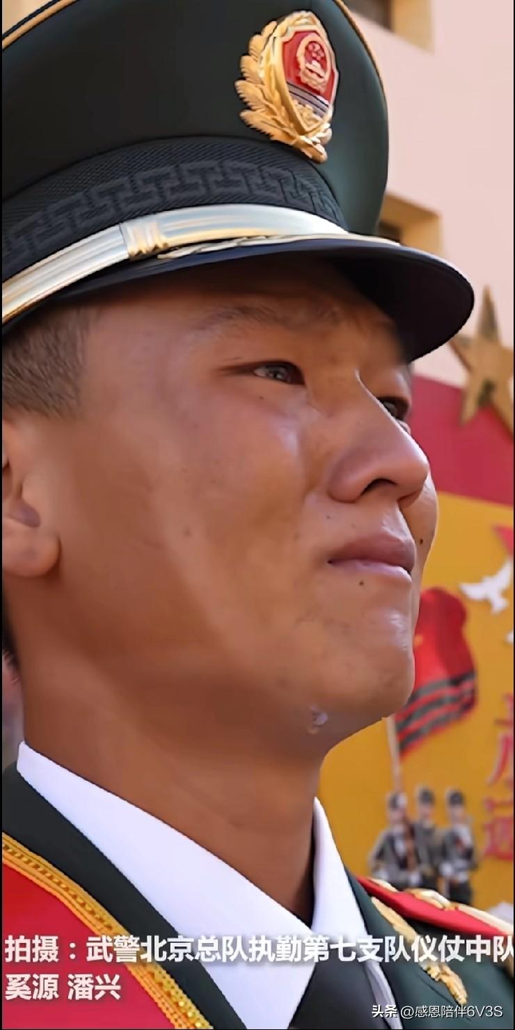 看到老兵退役时交接礼宾枪的仪式，太震撼了。每一个动作都干净利落，每一声口令都听得