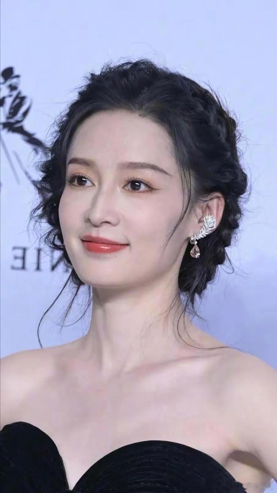 李沁也有小胡子，小胡子成了魅力加分项，反而增添了独特韵味。 ​​​