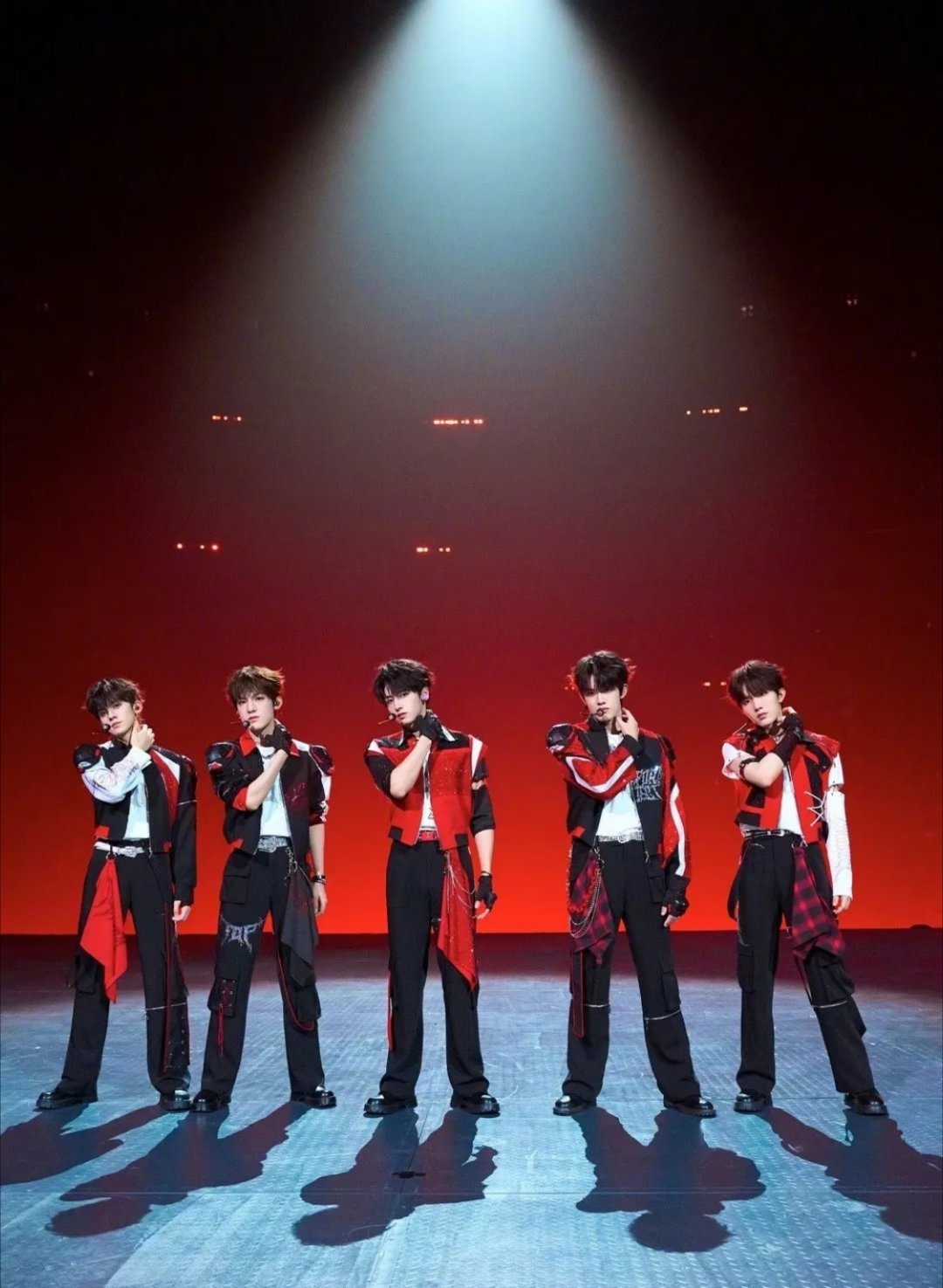 现在的年轻人，都有两面性。线上活泼开朗，爱说爱笑。线下安静内敛，看着有点腼腆。这