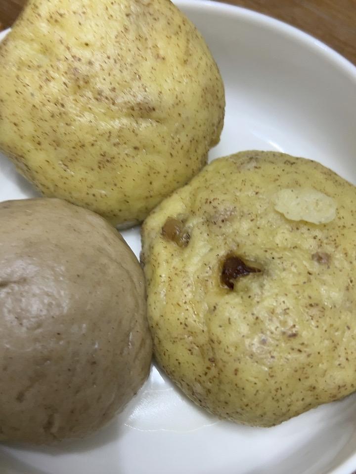 今天早餐吃杂粮馒头，荞麦馒头和玉米馒头，营养丰富，好看又好吃，越吃越健康
