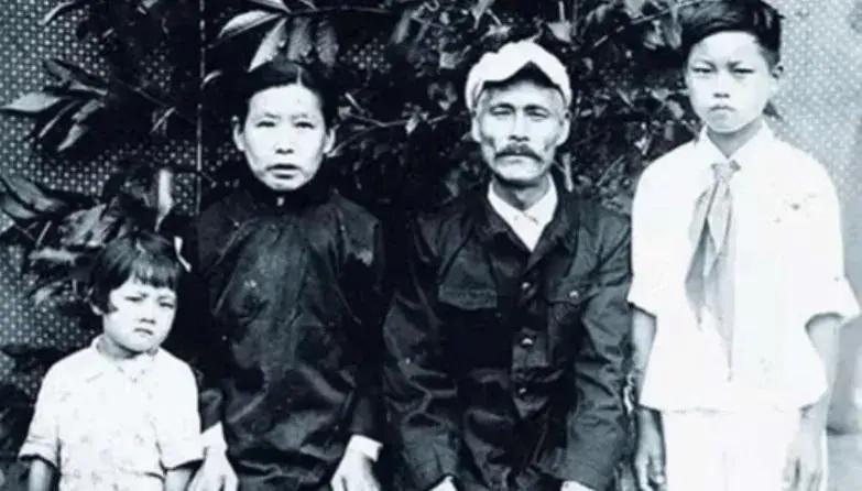 1945年，哈尔滨的一对夫妇收养一个日本遗孤，视他如己出，养他成人，但40年后，