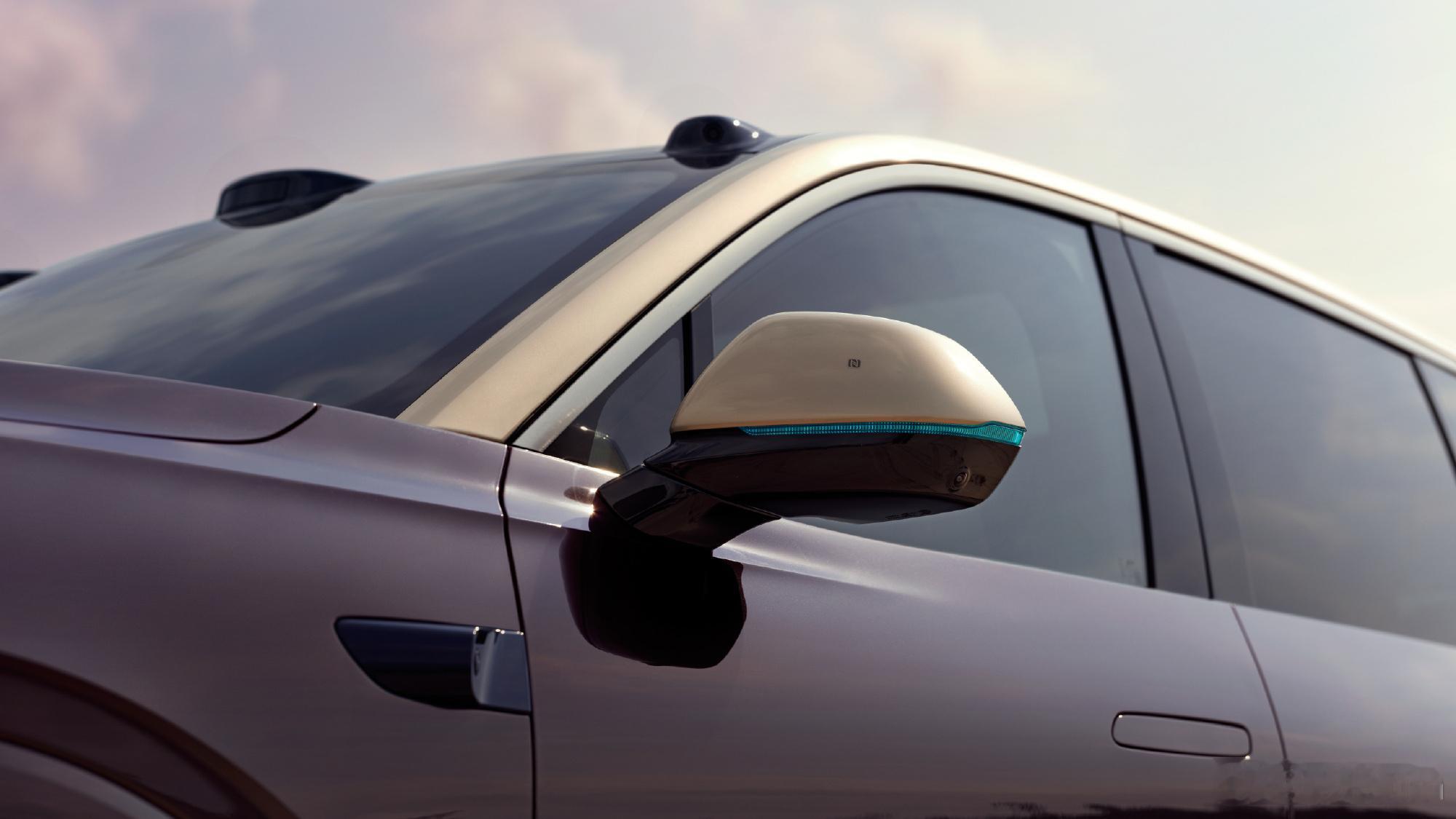 昨晚看到又有媒体提前抢跑了新车视频，讲真的一点都不意外，过去这段时间的强度把手底