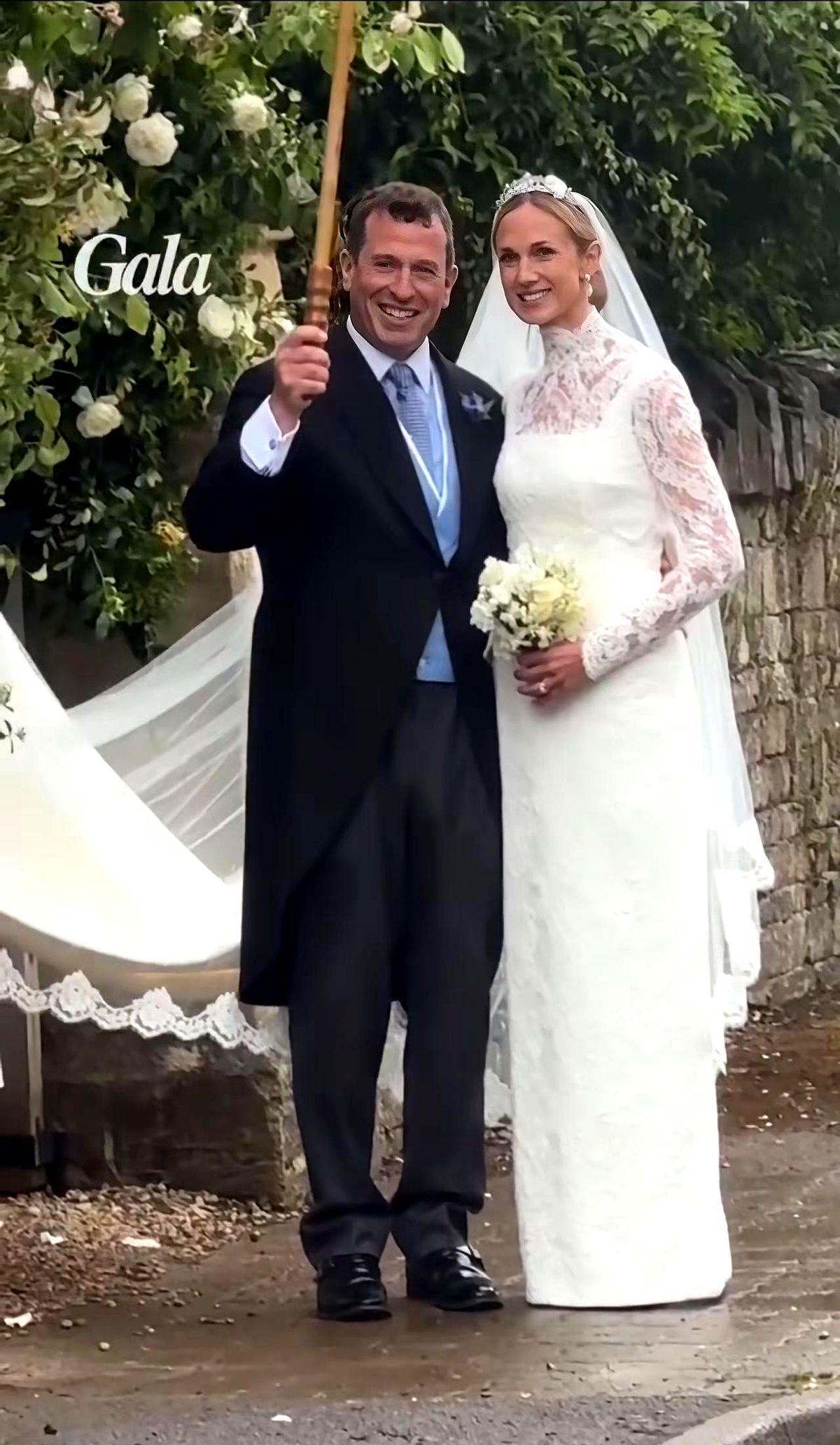 凯特王妃一身米白色Roland Mouret连衣裙，头戴同色系船夫帽，在安妮公主