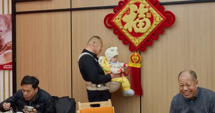 建设全龄友好型社会，“一老一小”是关键 | 新京报专栏