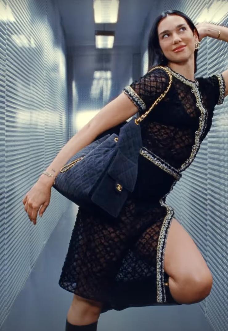 Dua Lipa 已经即将成为人类历史时尚成绩最强的女歌手了。
目前在她面前只有