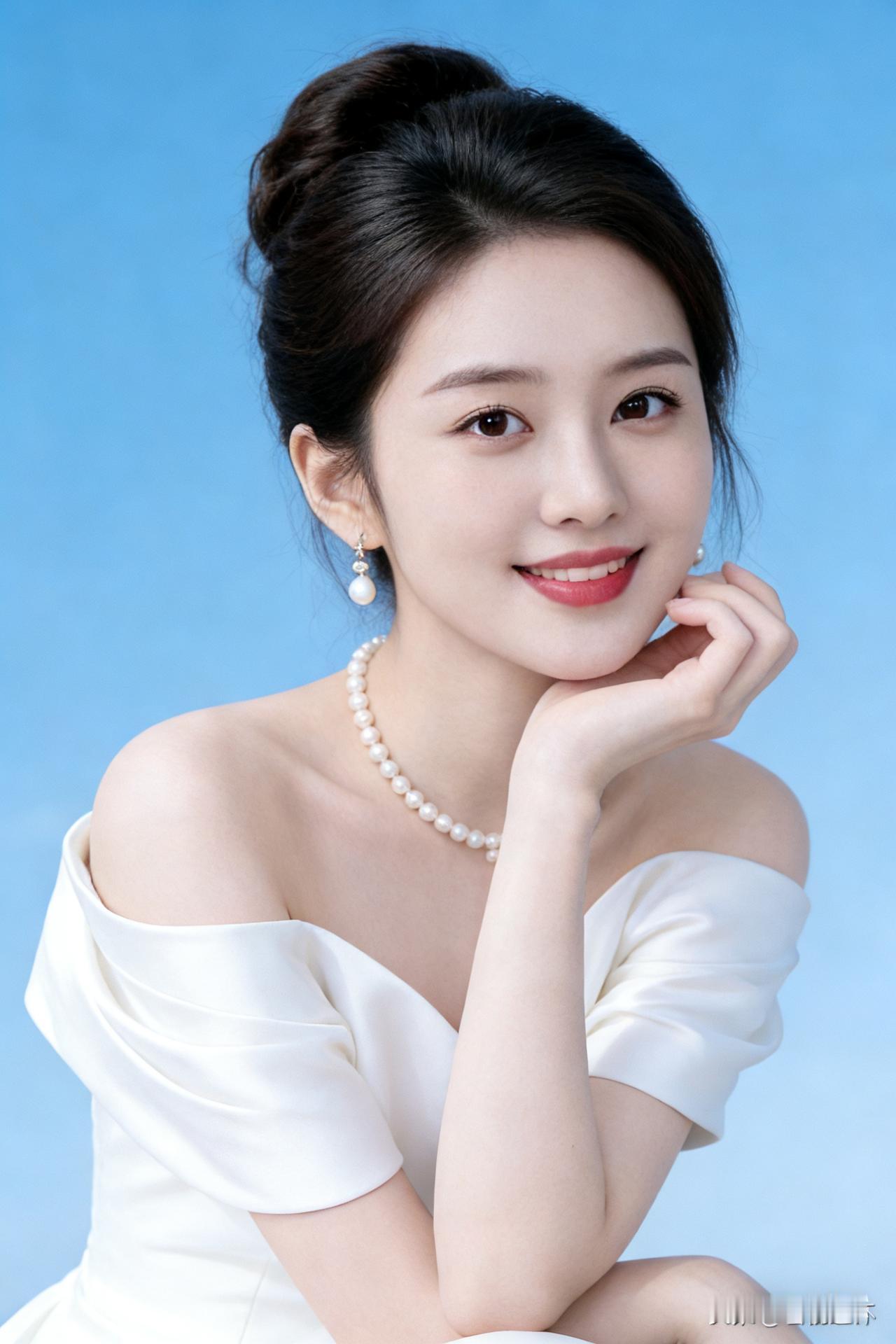 优雅珍珠耳环、甜美笑容加上清新白裙，这姑娘美绝了！化着精致妆容，脸上挂着甜美笑容