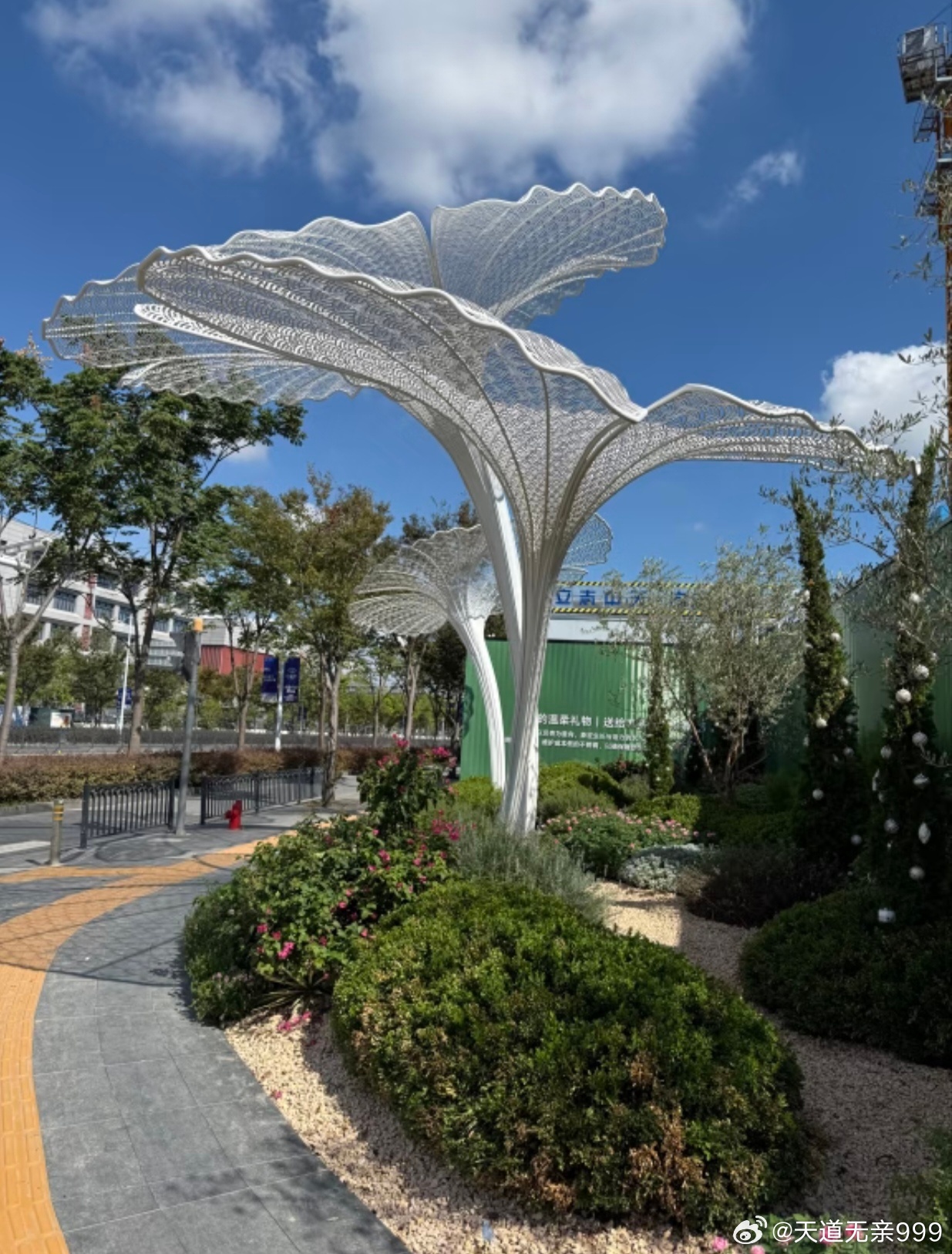 《菜根谭》：“为善不见其益，如草里冬瓜，自应暗长。”意思是说，做好事也许不会立刻