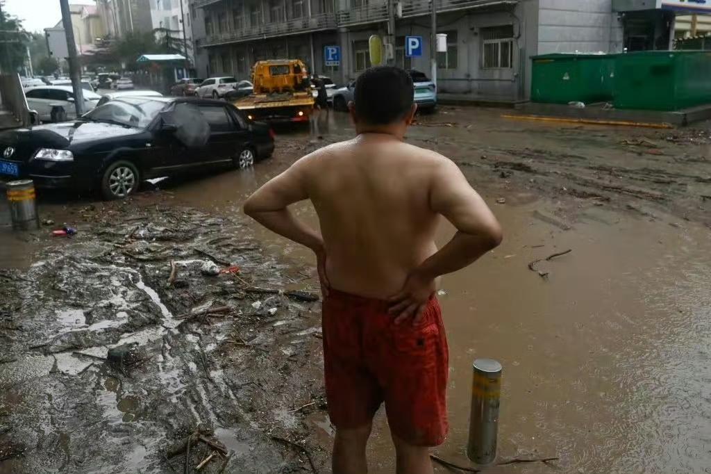 某大都市，暴雨过后街头的场景，看着真是莫名的心酸。

雨前一派繁华，雨后一片狼藉