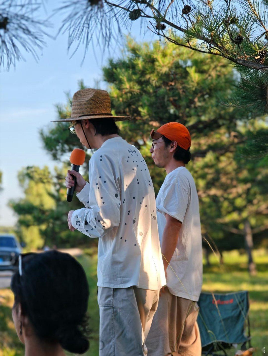 昨天古建课下课以后…村里人太会玩了，麦田边卡拉 ok，还有比这个更浪漫的吗！！！