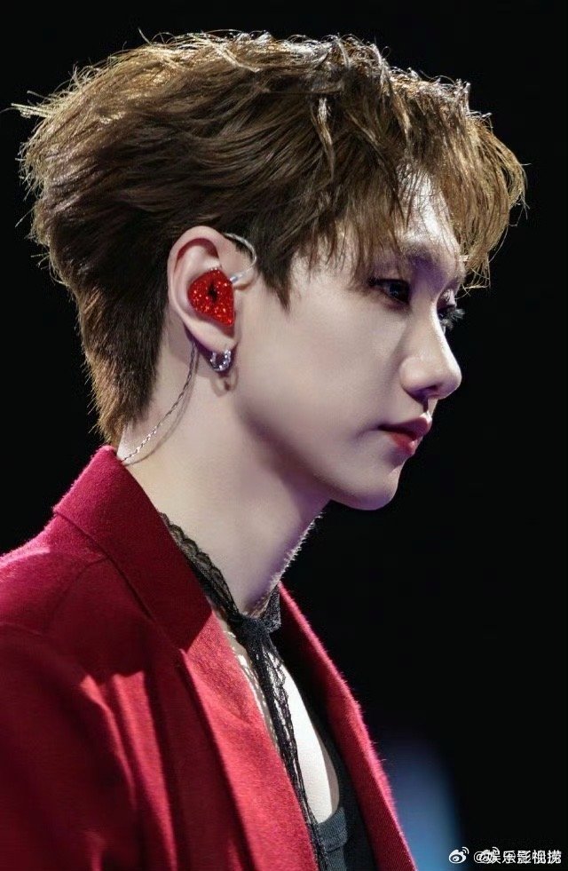 得了一听慢慢懂就哭的病 以前只觉得是首歌，后来听懂了歌词，再后来听懂了这些年。每