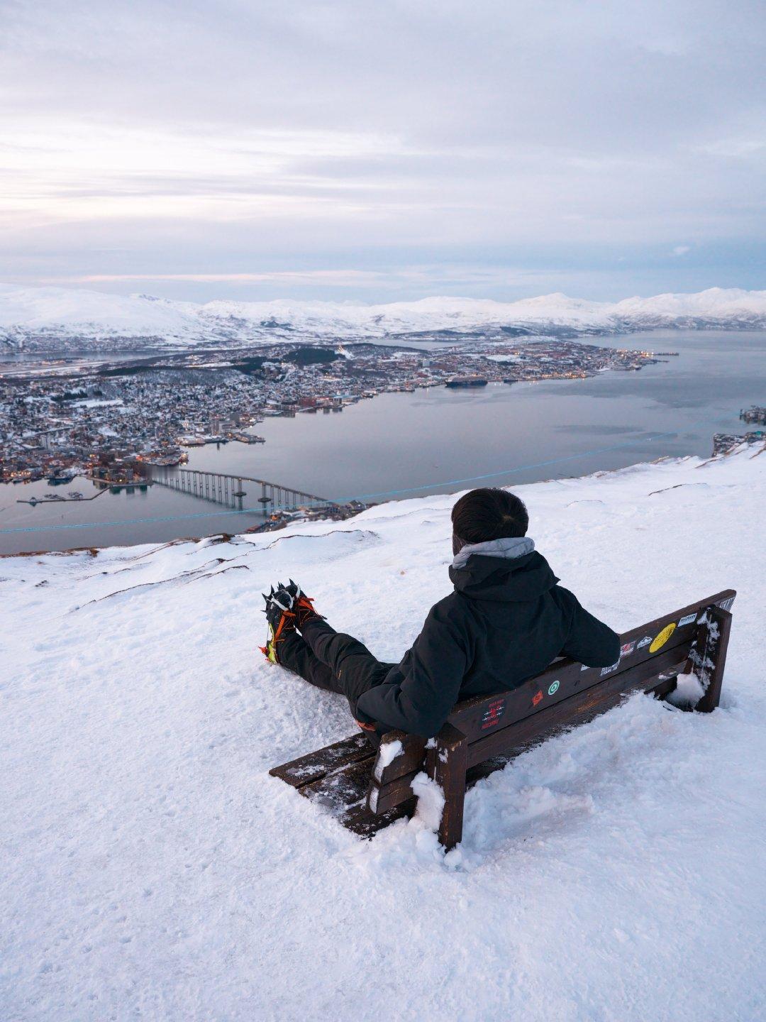李现镜头下的特罗姆瑟李现第一站特罗姆瑟 李现第一站・特罗姆瑟：踏雪而行，向山而上
