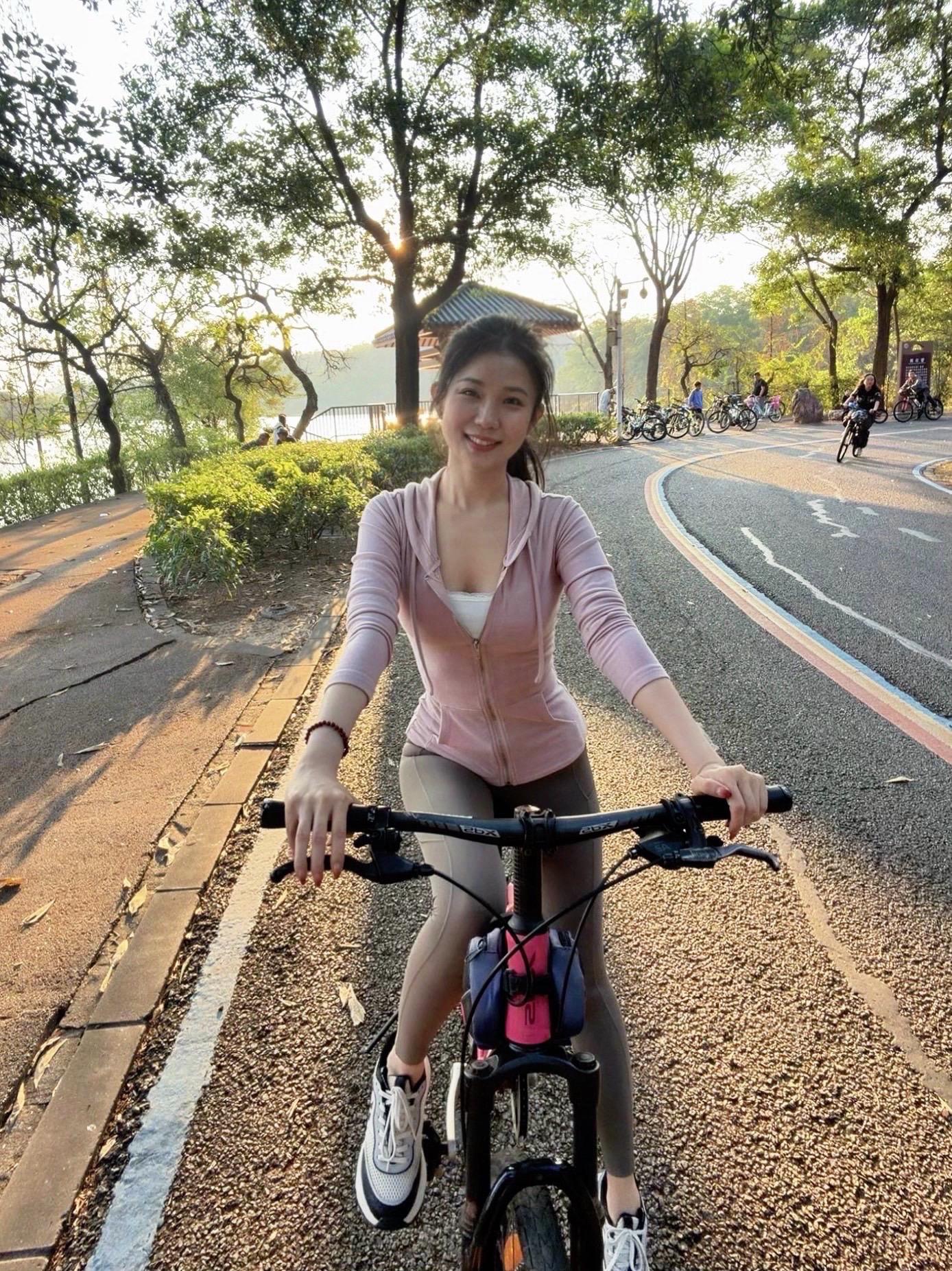 莉宝们～下午两点左右直播间见😘
