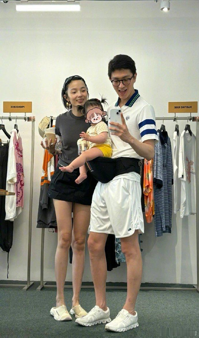 雎晓雯金大川晒娃，头一次在一个婴儿身上看到这么长的腿… 