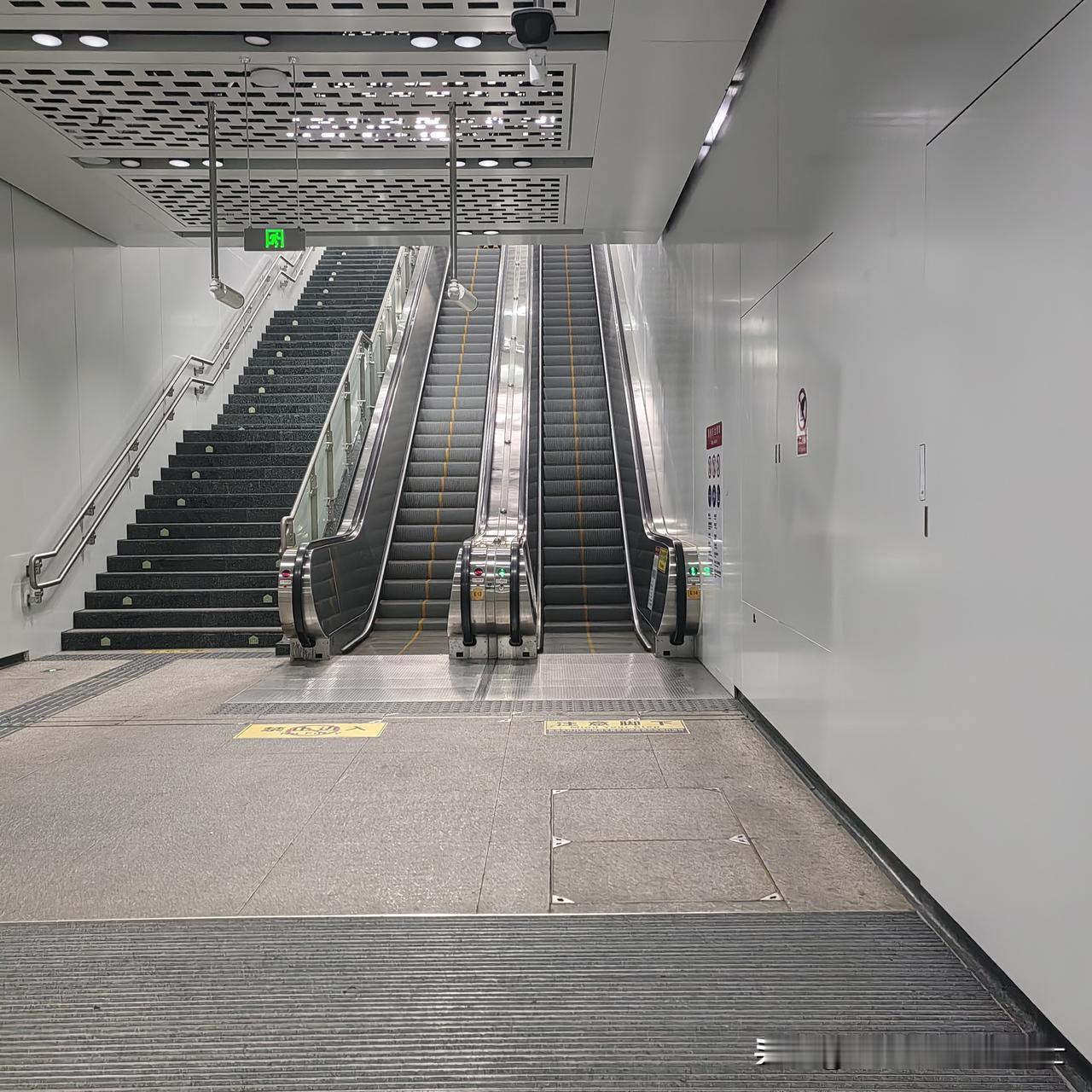 我今天忽然发现一件让人惊讶的事。

上午从地铁里经过去市场，偶然发现电梯没人站在