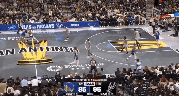 太狠了！今天库里1人单挑马刺全队！
在今天NBA常规赛勇士对阵马刺的小姐比赛中，