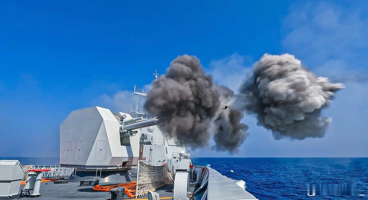 122唐山舰在亚丁湾实射130主炮 