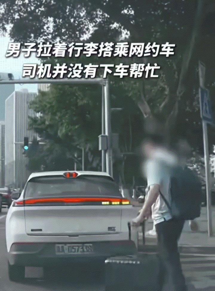 重庆，一名男子搭乘网约车时，疑因司机未下车帮忙搬行李，男子心生怨气，竟在打开后备
