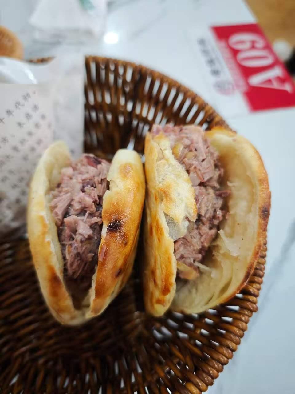 好消息，驴肉价格下来了，徐水最知名的两家驴肉火烧店老板发视频称自己店里的驴肉火烧