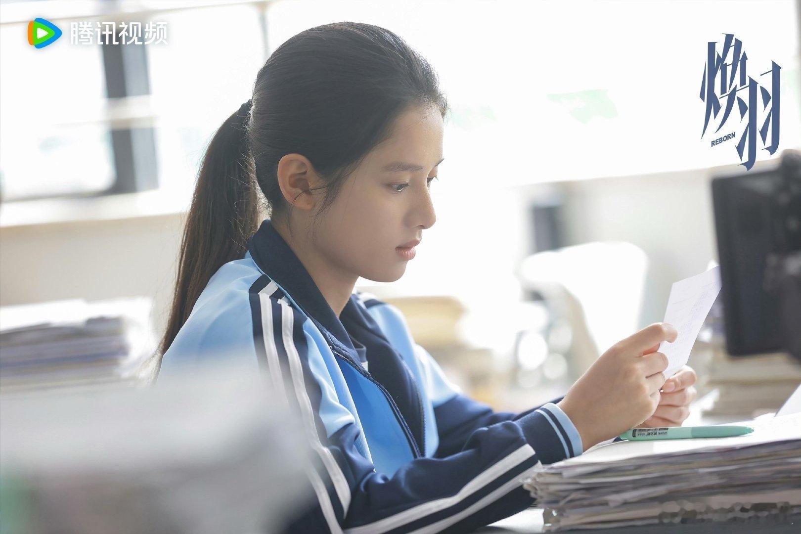 窝囊的爸癫狂的妈为姐复仇的她面对女性困境，青羽成为众多女孩的榜样，她的勇气如同灯