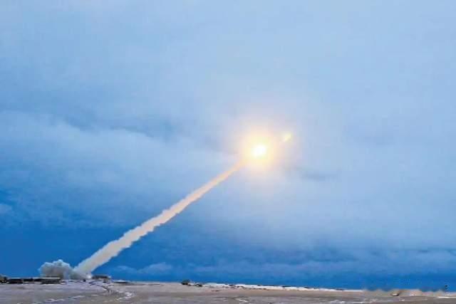 普京这波“末日武器”秀，简直是把战略威慑玩明白了！一边说“波塞冬”鱼雷炸得起几十