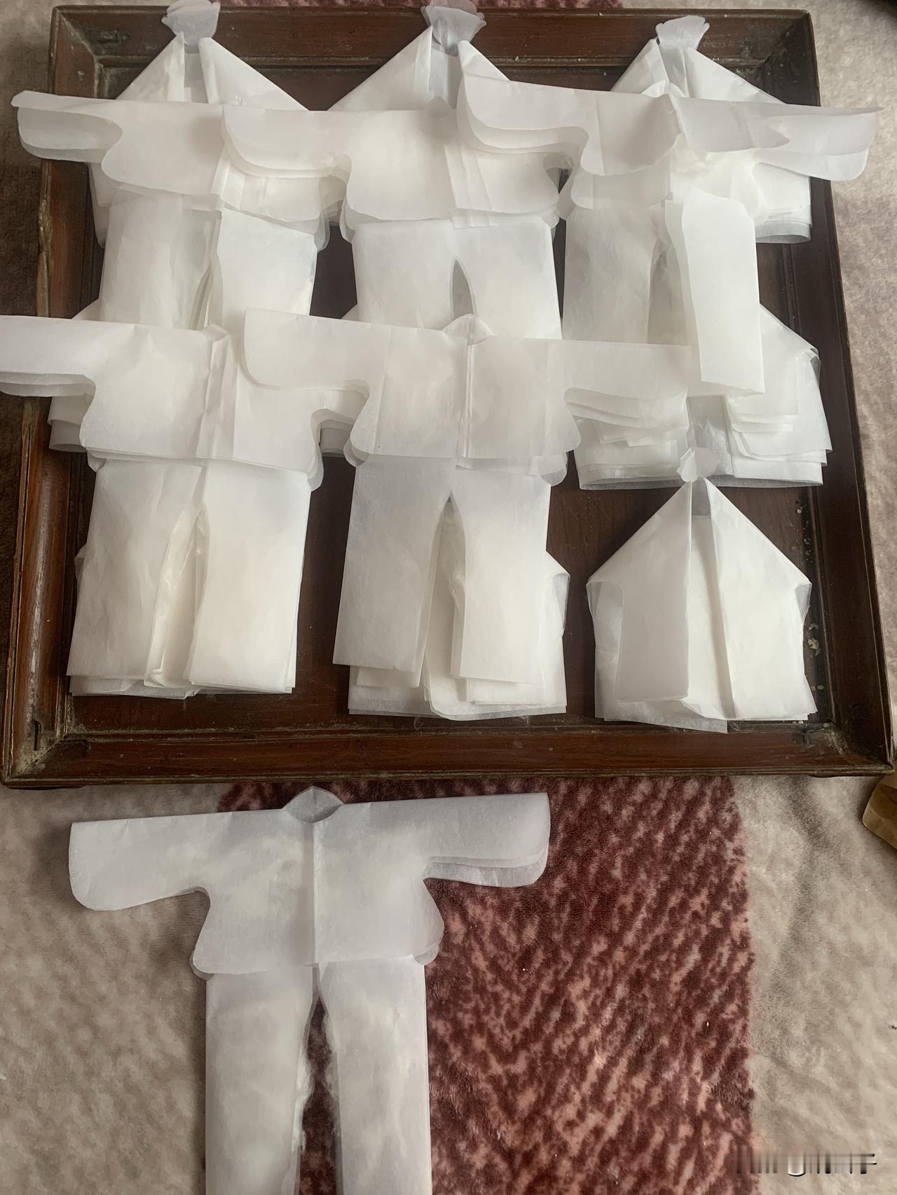 80岁老妈妈剪的老式寒衣，虽然已经80岁，但每年都不忘给她已故的父母剪寒衣。我告