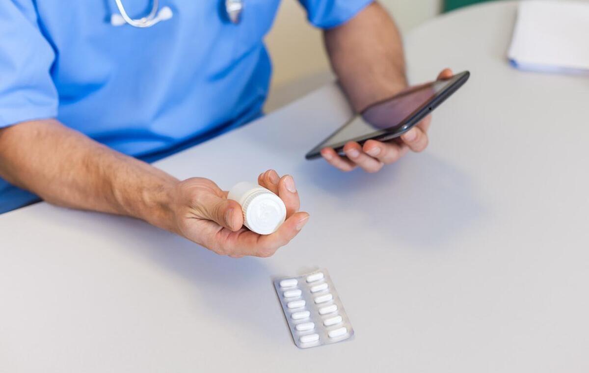 氯吡格雷，要在饭前服，还是饭后服？
氯吡格雷的说明书中，服药方式为“每日1次，口