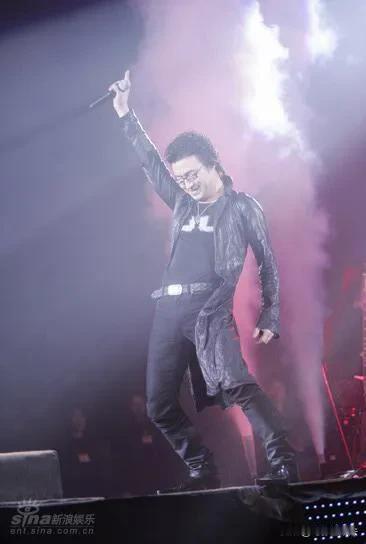 汪峰结过4次婚，有1次没有领证，总共有4个孩子，现在汪峰手上有3本离婚证。

森