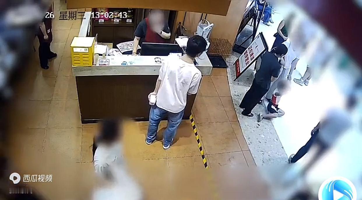阿尔法评论杨女士诉讼4岁小男孩这件事，他觉得明显是杨女士伤害幼童，建议相关部门不