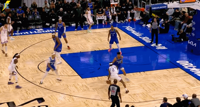 亚历山大杀到禁区球被掏掉，多尔特捡到球后三分投进，为雷霆打破近半节没进球的进攻荒