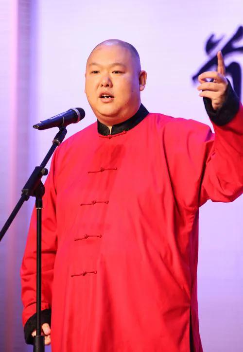 评书演员，王玥波说，我不收藏东西，不信，有时候，有人送我，说是老物件，价值上千，