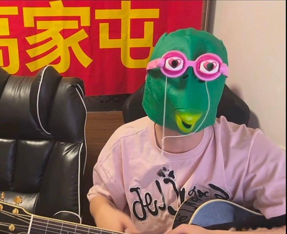 此乃何物啊小哥哥为了逗亲哥哥开心也是无所不用其极了，佩服佩服