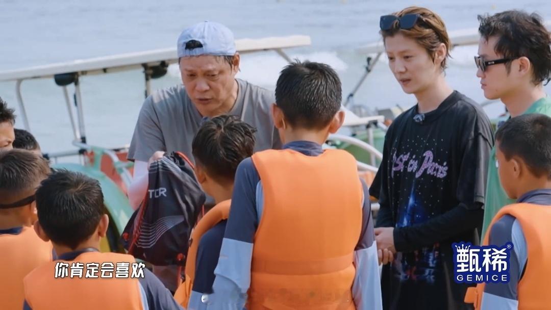 鹿晗提醒小朋友说谢谢鹿晗不拿礼貌开玩笑 范志毅送鞋，鹿晗在旁边当礼仪老师。一句“