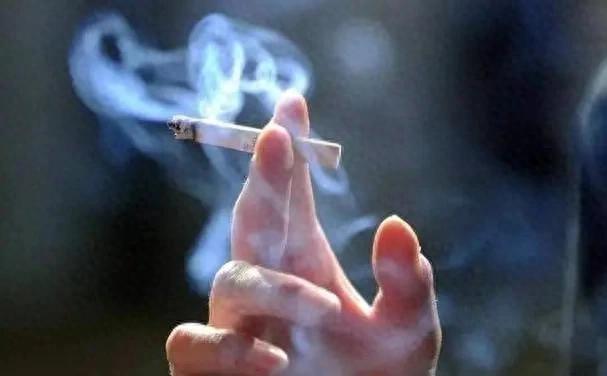 二十组吸烟与戒烟前后真人对比照片，亲眼见证变化后你还敢继续抽烟吗？
2003年入