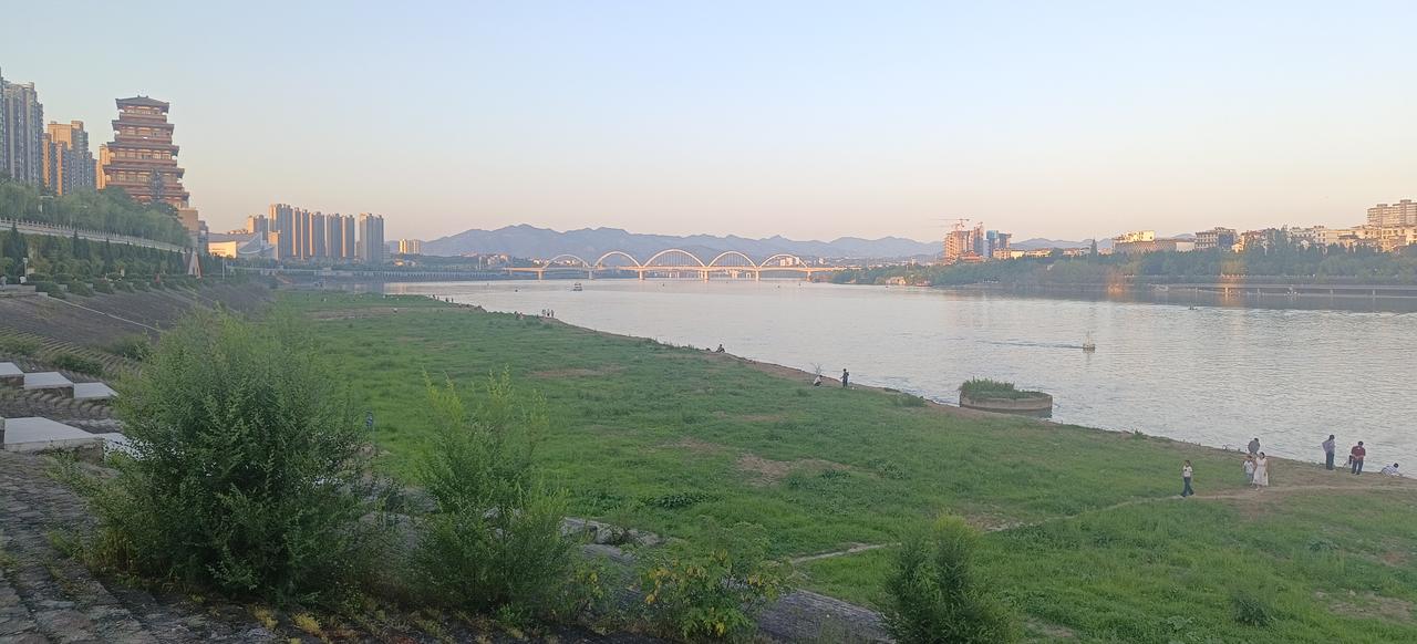 安康亲水广场的绿草坪已然繁茂生长，视野变得开阔起来。游轮航行愈发顺畅，游客观赏也
