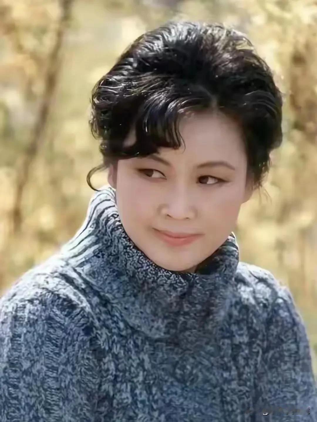 照片中这个女人算不算美女呢，这是著名的女歌唱家年轻时候的一张照片，看这照片的风格