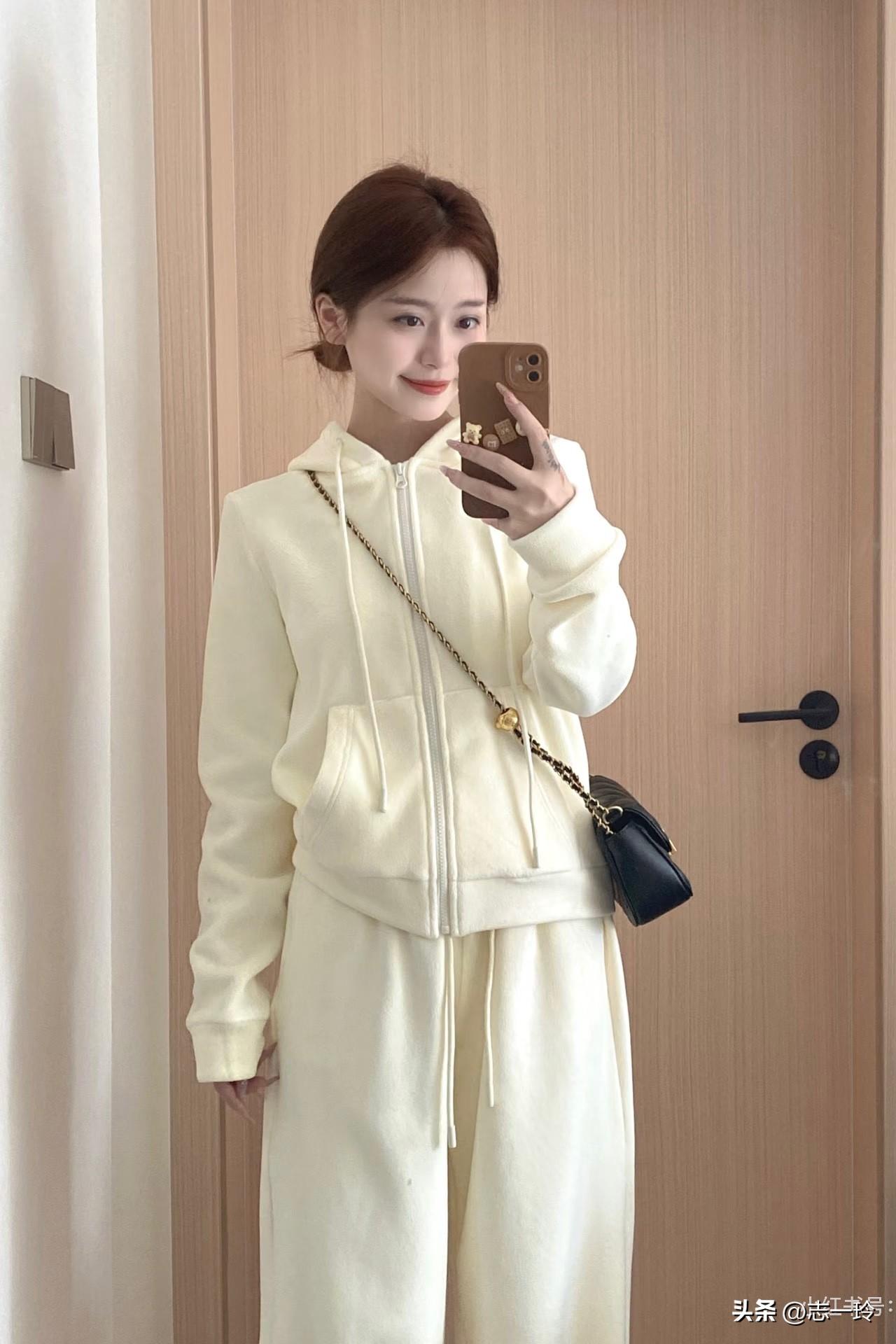 元气满满的一天，从白色运动套装开始！💪🏻